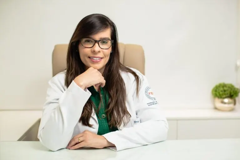 Dra. Clarissa Rocha Cruz, gastroenterologista e hepatologista, no consultório em Recife